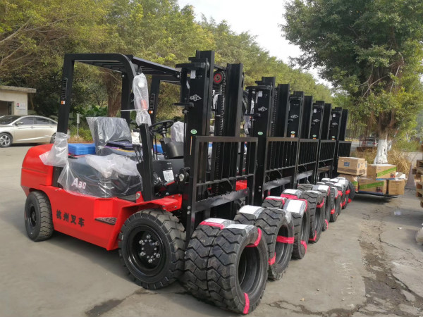叉車?yán)系每?？不同階段的叉車保養(yǎng)你要注意！