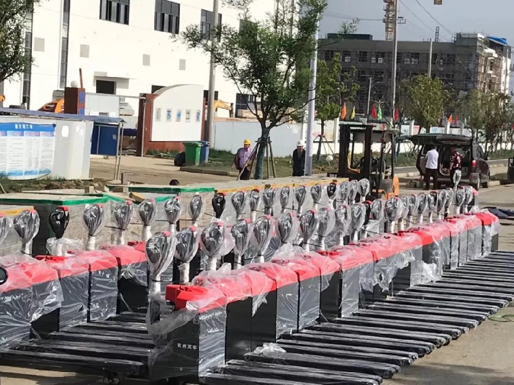 大氣登場！杭叉電動搬運(yùn)車大批量交付江蘇某新能源企業(yè)