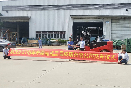 叉車搬運(yùn)玻璃？要輕拿輕放！